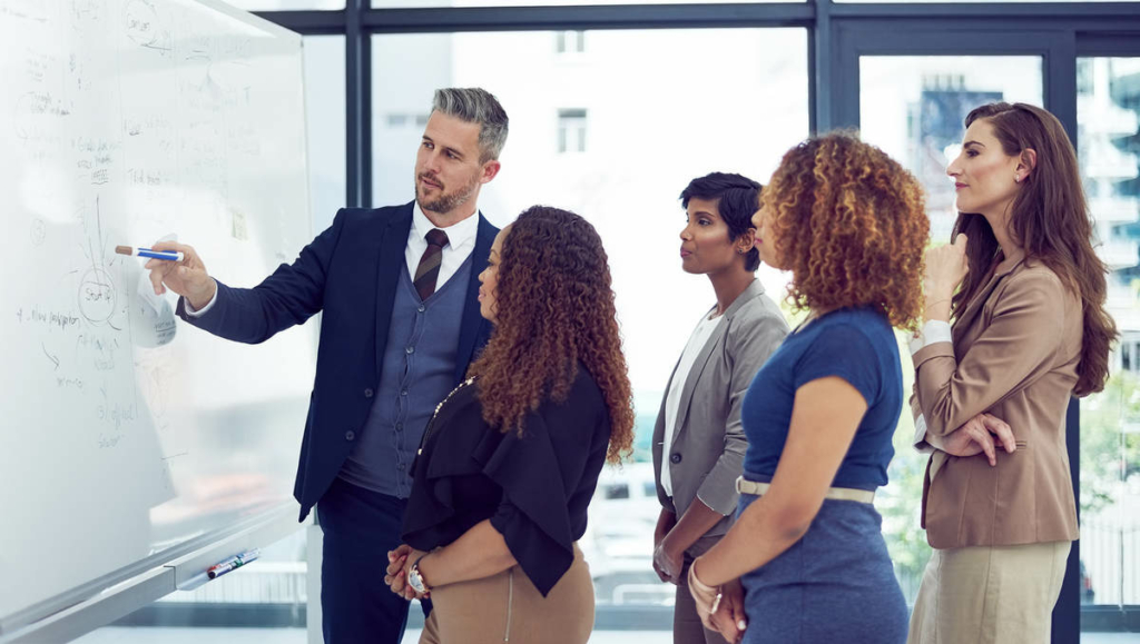 Audit commercial : commerciaux, dirigeant et directeur commercial remplissant une grille de diagnostic