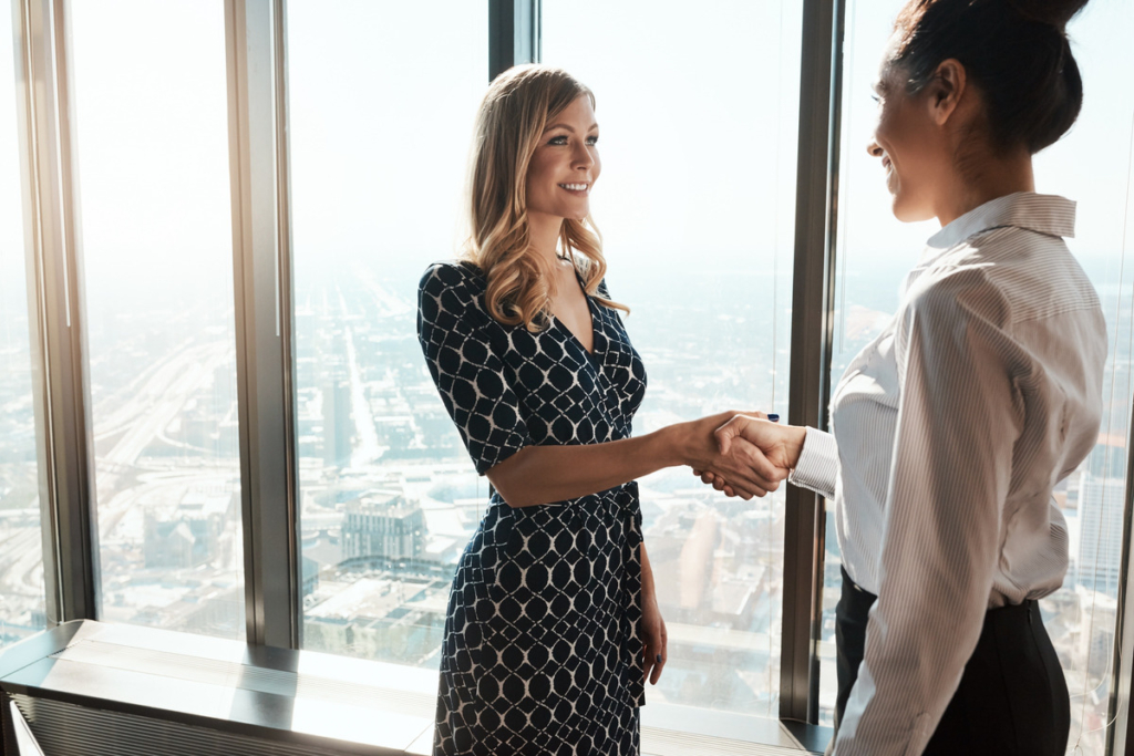 Choisir un cabinet de recrutement commercial : deux propositions comparées lors d'un rendez-vous