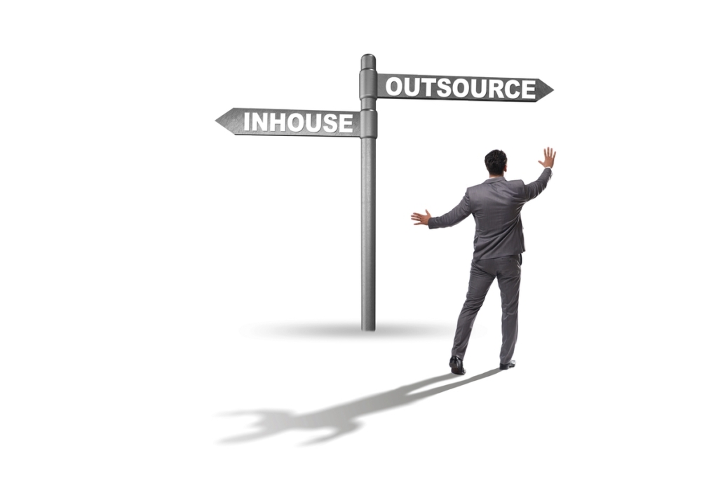 Force de vente externalisée : dirigeant arbitrant entre prospection interne et prestataire